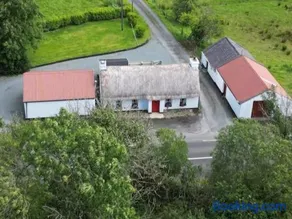 Eddie's Thatched Roadside Cottage - Image 2