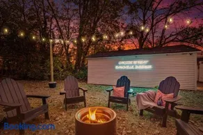 Game Room and Huge Yard with Fire Pit Yard Games and BBQ Near UE and Downtown - Image 1