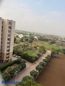 Premium Aura Stays A Peaceful 3BHK Family Retreat - Image 1