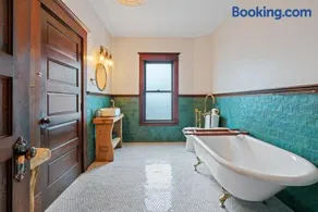 Historic Home in Downtown Vancouver - Image 4