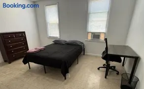 Large and private 3 bedroom and 2 bathroom apartment, separate street entrance - Image 1