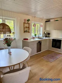 Charming Cottage Near Beach - Image 1