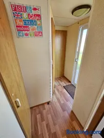 Caravan Holiday For Hire 2 bedrooms On Happy Days Holiday Homes SOUTH Close to Bars Restaurants - Image 3