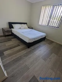 Gladstone Entire House 4 Beds 2 Baths Air-conditioned in City - Image 1