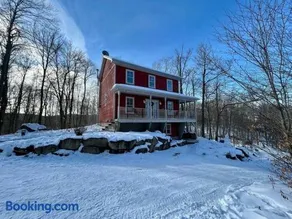 Nature retreat with HOT TUB and lake access & watercraft - Image 2