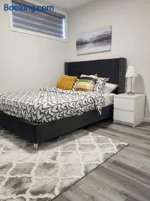 Trendy 2-Bed Oasis Awaits! - Image 4
