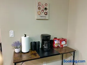 Quiet 2BR Retreat , Fenced yard , Modern Duplex - Image 2
