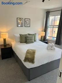 Central Chic 3 bed, Great Location - Image 2