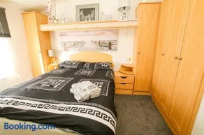 Sleeps6-FamilyFriendly-CamberSands-5MinToBeach - Image 4