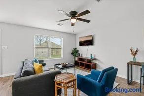 Modern, family friendly home w garage, huge yard! - Image 3