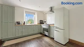 Devon, Sleeps 5, beaches, dog friendly, log burner - Image 4
