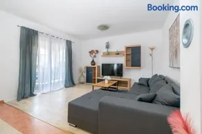 Modern apartment with private pool - Image 5