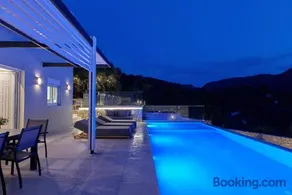 Moly - Luxury Villa with Heated Private Pool - Image 1