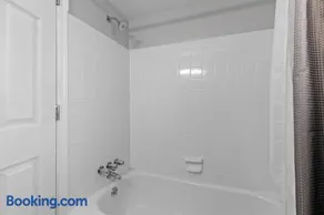 Bright & Comfy 1 Bedroom Flat - Hollywood Suites - Image 1