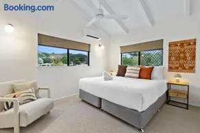 Spacious Whitfield Townhouse - Image 2