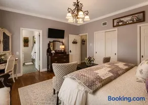 King suite-Sitting area-Backyard views-The Blooming Garden - Image 2