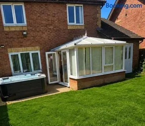 Luxury 4 Bed Hot Tub House - Image 2