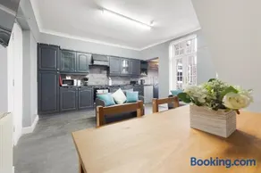 4BR Mitchell Street Apartment Sleeps 6 by Stay With Us - Image 5