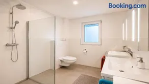 CROWN LIVING Design Apartment Altach - Ideal für Feriengäste und Geschäftsreisende, kostenloser Parkplatz, WLAN, Küche, Self Check-in - Image 5