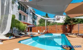 Evala luxury rooms with pool and garden - Image 1