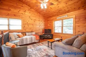 West Jefferson Cabin- Hot Tub, Fireplace, Sleeps 7 - Image 2