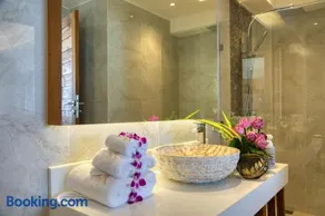 Coconut Grove Resort - Image 2