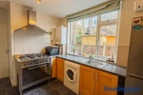 Cozy Home Close to Queens Hospital with High Speed WiFi and Tumble Dryer - Image 3