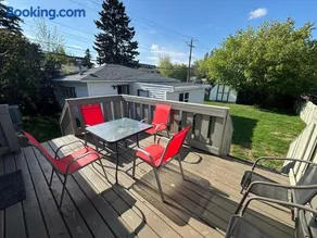 4Bed Rooms 4Queen Bed Two living Room 2 TV FREE BANFF PARK PASS! near Downtown Executive family House - Image 1