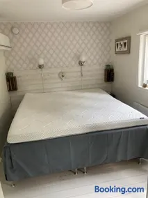 Strandnära mysig stuga med generösa utvändiga ytor - Image 4