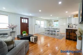 Elegant 4BR Home Yard 4 Parking in Dedham - Image 4