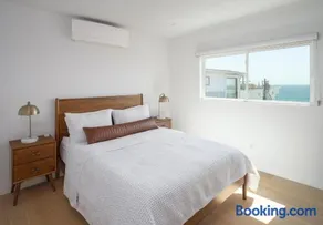 Renovated 2BR Steps from the Pacific with AC Parking - Image 3