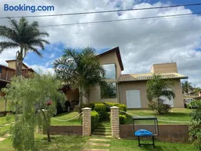 Casa com piscina no interior em condomínio fechado - Image 1