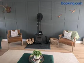 South Coast New Forest Holiday Home-4 Bed-Sleeps 8-Spacious-Parking-EV Dock-Large Garden-Playground-Great for Families-Groups-Professionals - Image 2