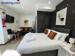 Stylish Modern Studio, Hotel-Quality Stay - Image 5