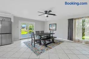 Cozy 3 Bedroom Home - Image 5