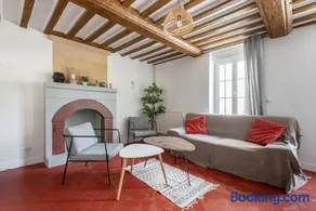 L'escalier rouge - Maison rénovée avec cour - Image 2