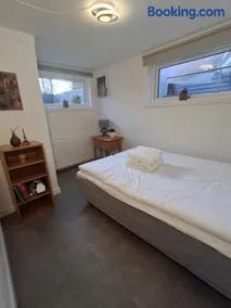 Lys og hyggelig underetagebolig nær København C med gratis parkering - Image 2