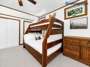 Little Bear Cottage - Walk to Bear Mountain, Fireplace, Deck - Image 3