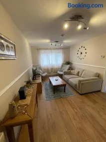 Cosy Family Home in Lovely Stony Stratford - Image 2