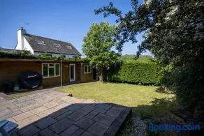 Lamack Vale House, Tenby, 5 Bedrooms with Private Heated Indoor Swimming Pool & Parking - Image 1