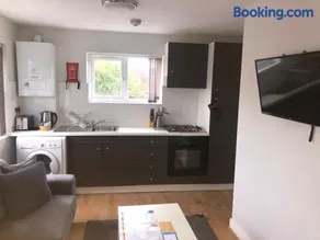 Large 1st Floor Open Plan Apartment - Image 3