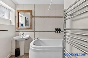 Waterside House I Close to City Centre I Sleeps 6 I Driveway Parking I Smart TVs in Bedrooms I Fast Wifi I Work Desk I Self-Check-In I By Yoko Property - Image 4