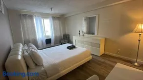 Beverly Hills Apart with En-Suite Bath c12 - Image 3