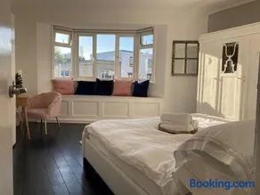 The Clock Tower Apartment - Spacious, Modern, 2 Bedroom Apartment , Southsea with Free parking - sleeps 4 - Image 3