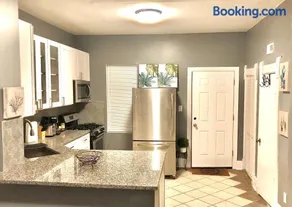 Urban Coach Penthouse - Near Train, Medical District, and Downtown - Image 5