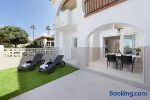 WintowinRentals First-Line Beach House with Terrace - Image 1