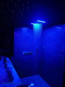 Suite romantique avec jaccuzzi - proche des lacs - La secrète room - Image 3
