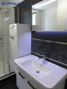 Beautiful city center Apartment with private parking - Image 4
