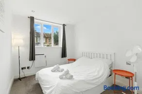 Croydon Retreat Free Parking & Sofa Bed - Image 5