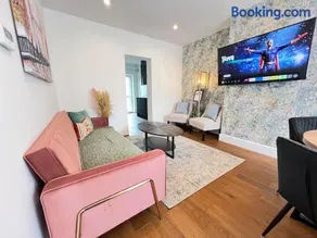 Stylish & Elegant 2-BR Flat In Greenwich London - Image 2
